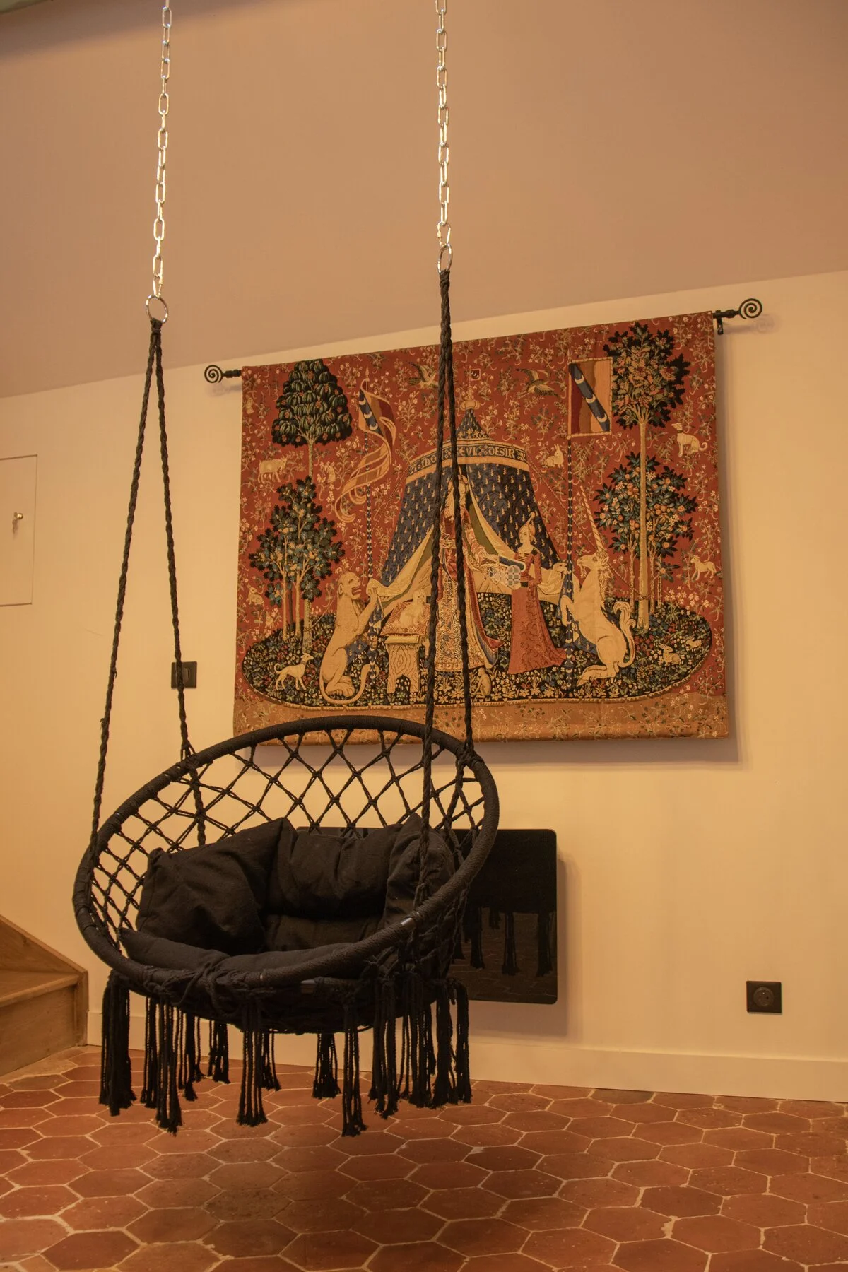 Décoration murale brodée et balançoire design