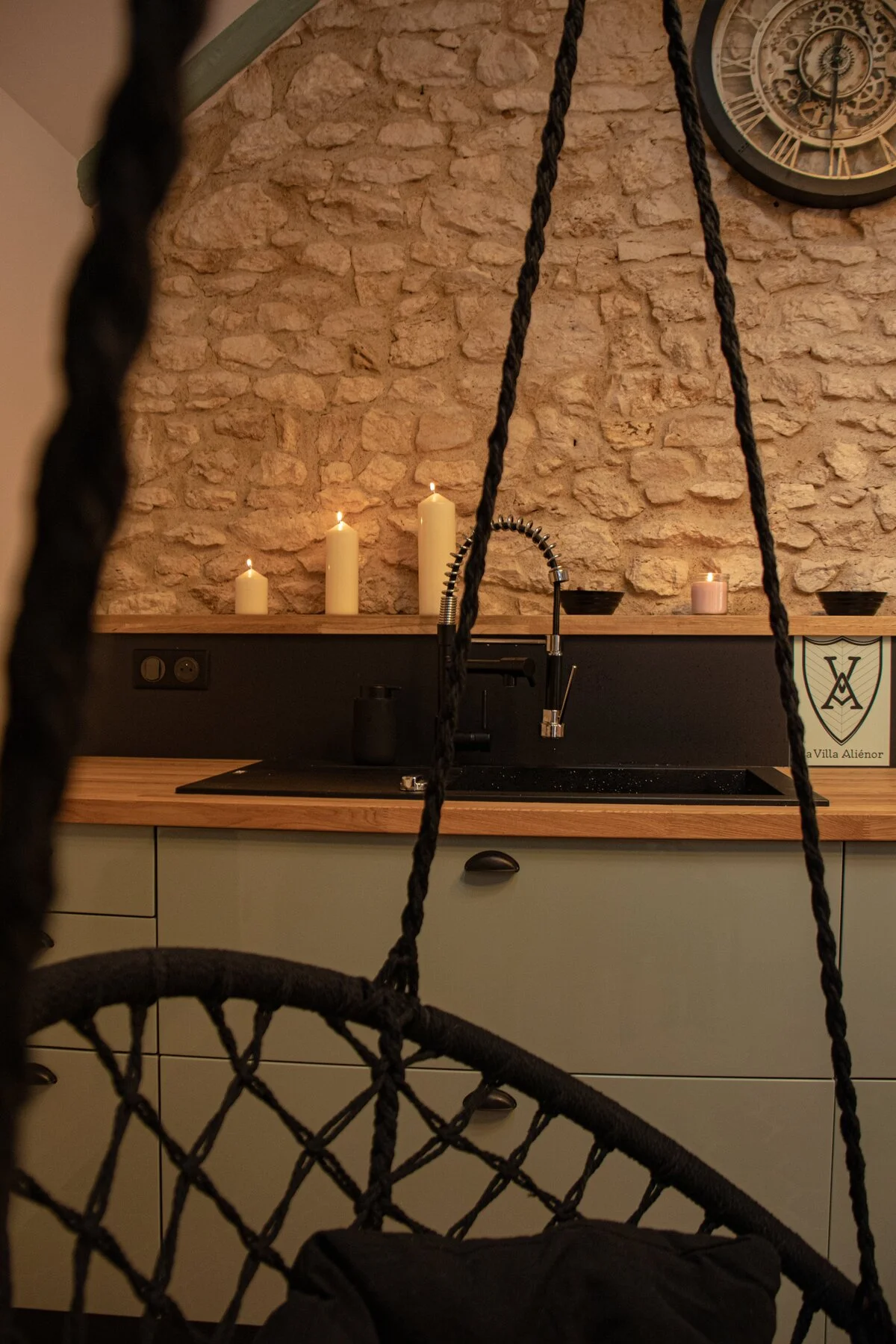 Espace original avec balançoire et évier design