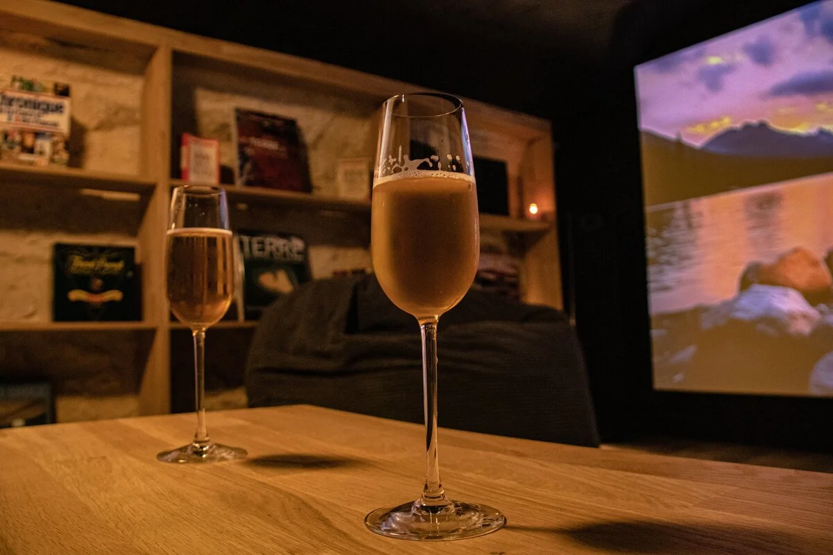 Table basse design dans la salle de cinéma