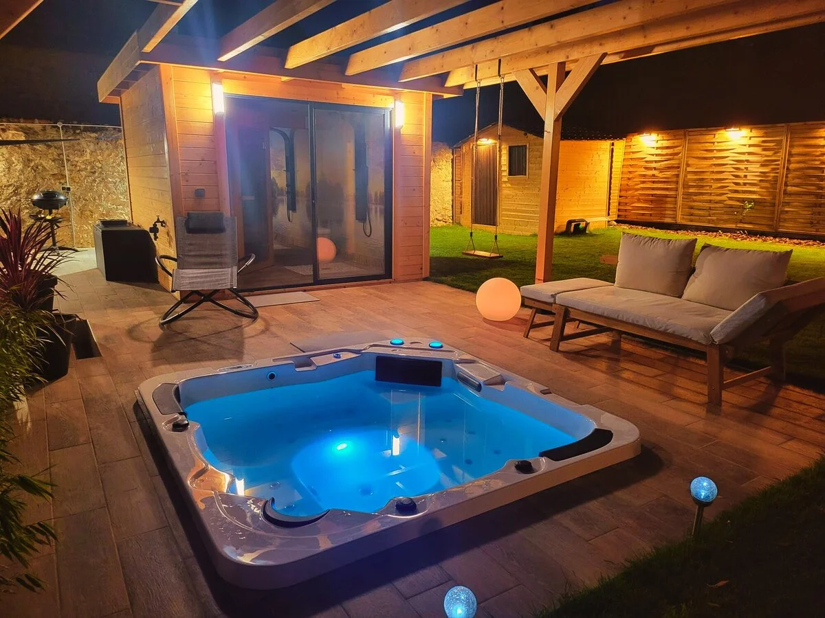 Jacuzzi et sauna extérieur à la Villa Aliénor